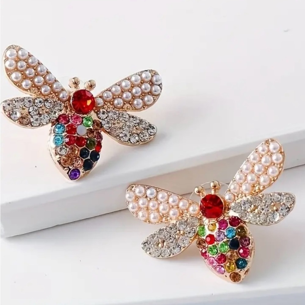💥Random Color Fashion Temperament Small Bee Stud Earrings